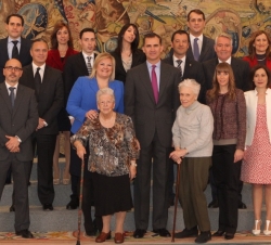 Fotografía de grupo de Su Alteza Real el Príncipe de Asturias con una representación de la “Fundación Catalina Hoffmann-Grupo Vitalia, Centros d